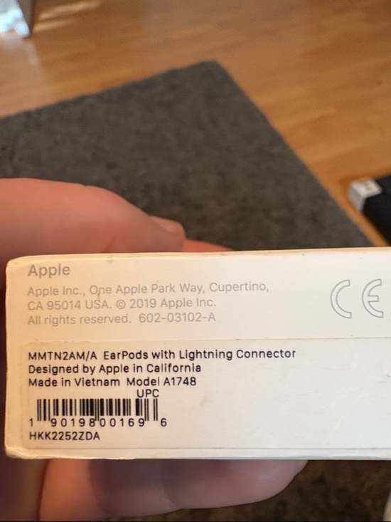 Apple White EarPods with Lightning Connector - Picture 2 of 4